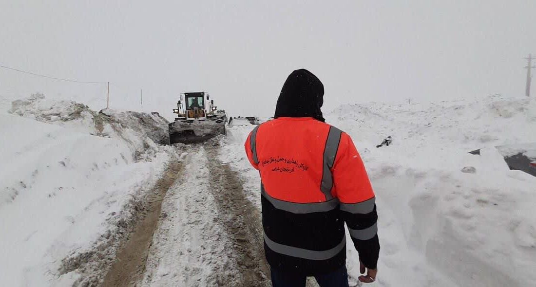 امدادرسانی به ۲۰۰ خودرو گرفتار در برف در آذربایجان‌غربی