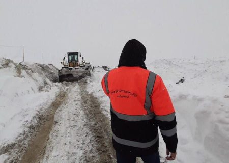 امدادرسانی به ۲۰۰ خودرو گرفتار در برف در آذربایجان‌غربی