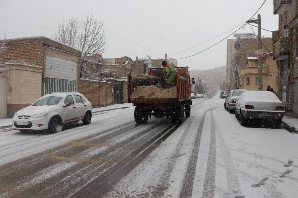 خدمت‌رسانی ۸۰۰ پاکبان در پی بارش برف