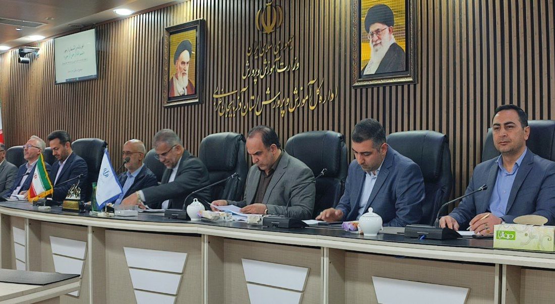 معلم انسانساز جامعه و پرورش دهنده شهیدان است