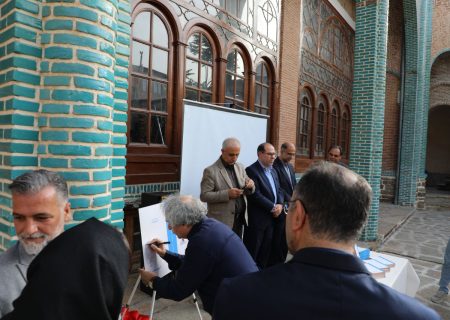 رونمایی از کتاب مجموعه شعر حمید بهجت