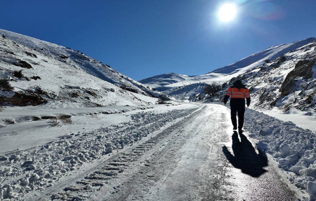 امدادرسانی به ۵۰۰ خودروی گرفتار در برف آذربایجان‌غربی