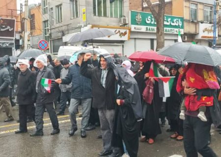 پیمان وطن‌پرستی مردم ارومیه زیر بارش باران