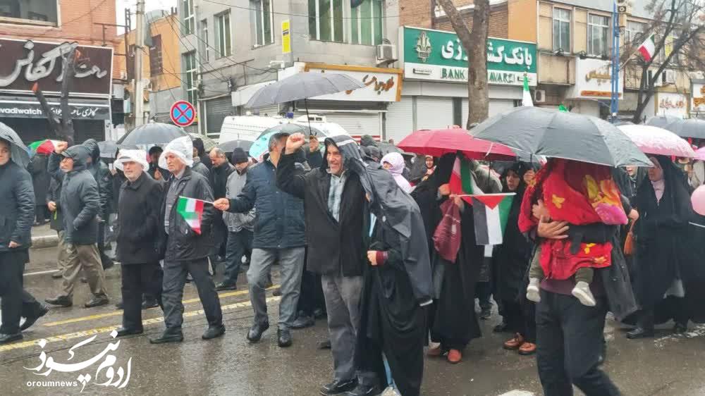 پیمان وطنپرستی مردم ارومیه زیر بارش باران