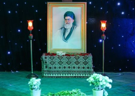 خدای خامنه‌ای زنده است، ای مردم