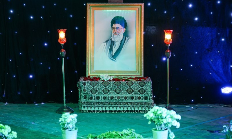 خدای خامنه‌ای زنده است، ای مردم