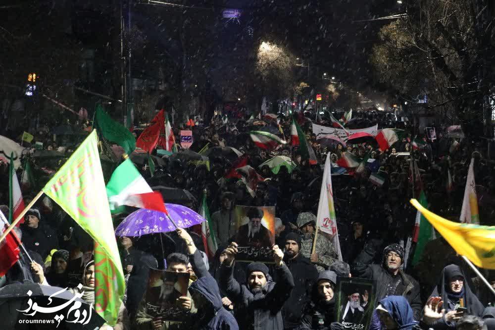 عشق به رهبر از موشک قویتر است