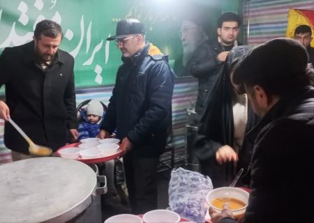 توزیع افطاری ساده توسط دانش‌آموزان در ارومیه