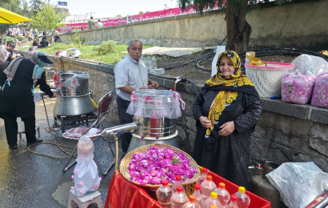 آئین گلابگیری خوی با یاد شهدا آغاز شد