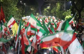 ارومیه؛ موج پرچم در قلب خیابان