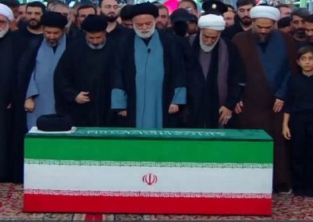 اقامه نماز تاریخی بر پیکر قائد امت