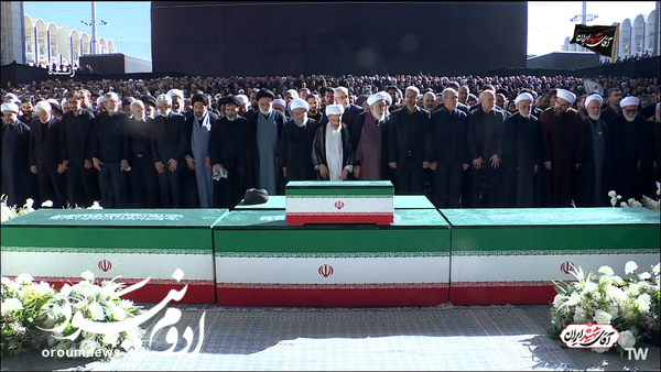 اقامه نماز بر پیکر رهبر شهید انقلاب