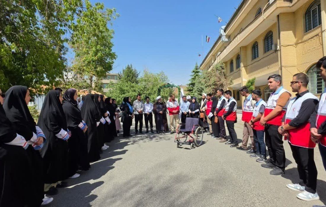 جوانان هلال‌احمر آذربایجان‌غربی یاری‌رسان زائران مشهد شدند