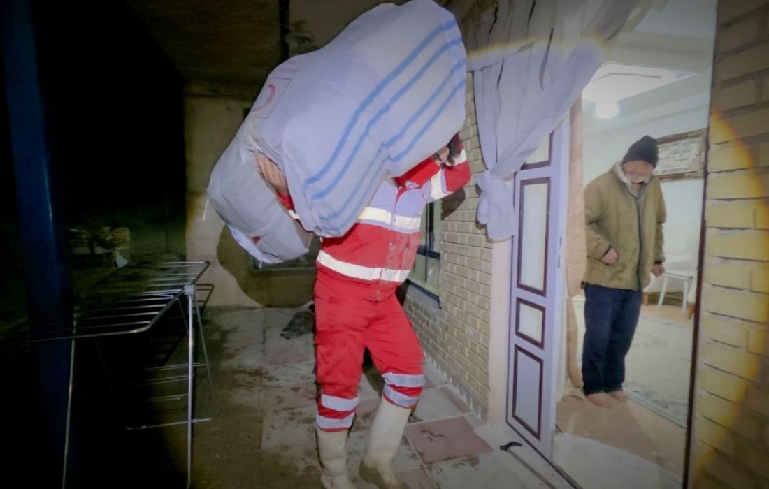 امدادگران هلال‌احمر در خط مقدم سیلاب سلماس