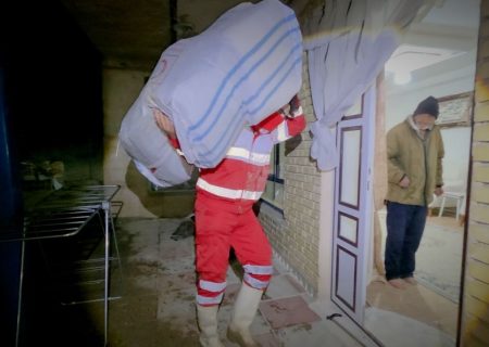 امدادگران هلال‌احمر در خط مقدم سیلاب سلماس